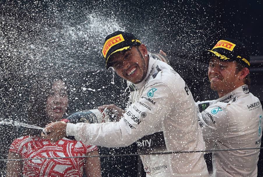 Festa sul podio, a suon di champagne, per il duo della Mercedes Hamilton-Rosberg(Afp)